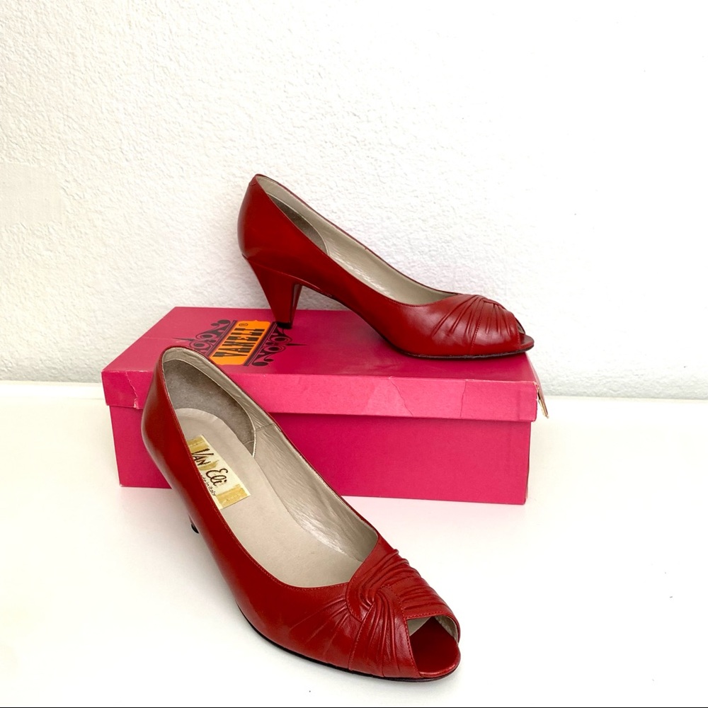🤍 2026 Summer Fashion 🤍 
Vintage Vaneli Red Leather Heels 8 IN GREAT CONDITION!